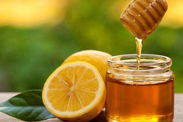 از بین بردن تیرگی لب با عسل و لیمو