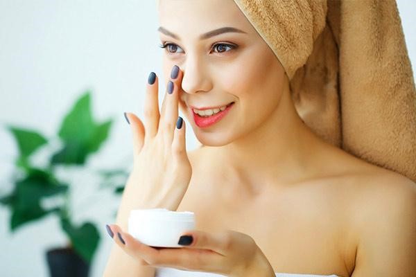 اهمیت رعایت روتین پوستی در درمان منافذ باز پوست صورت