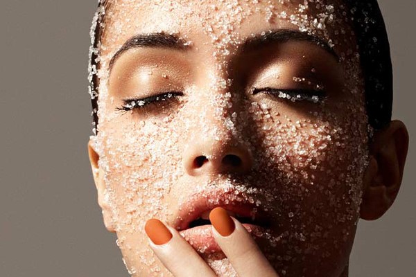 حذف سلول‌های مرده پوست با دانه‌های ریز اسکراب 