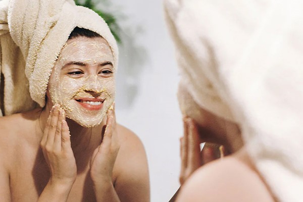 جداسازی سلول‌های مرده از پوست با ماساژ اسکراب 