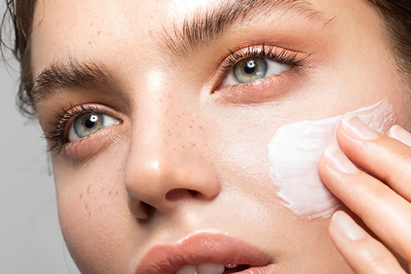 استفاده از کرم‌های ترمیم‌کننده بعد از میکرونیدلینگ 