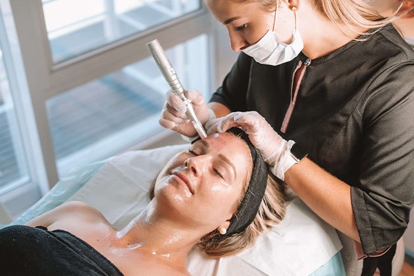 جوانسازی و جلوگیری از شل شدن پوست صورت با مزونیدلینگ