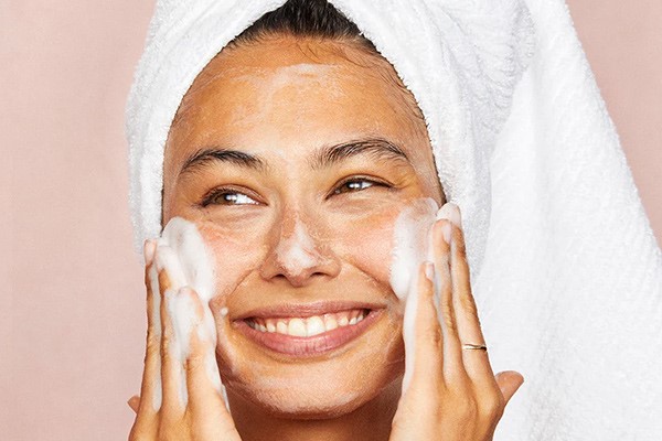 شستن صورت با ژل شست وشوی مخصوص پوست چرب 