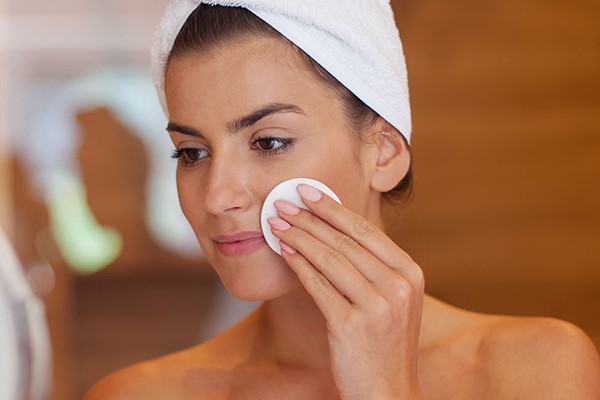 استفاده از تونر؛ یکی از راه‌کارهای مفید برای رفع آلودگی‌های سطح پوست 