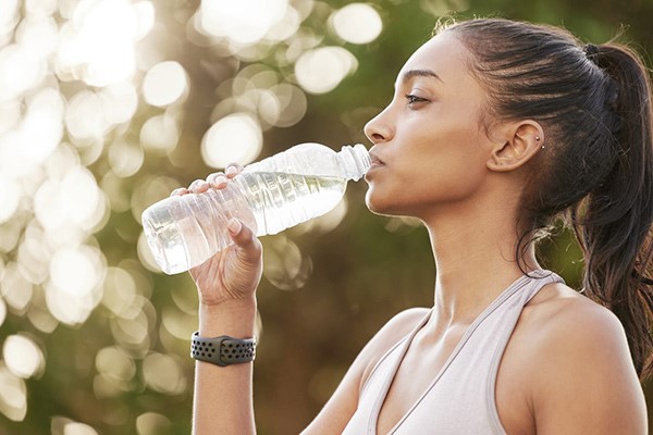 تامین آب و دفع سموم در تابستان با نوشیدن آب 