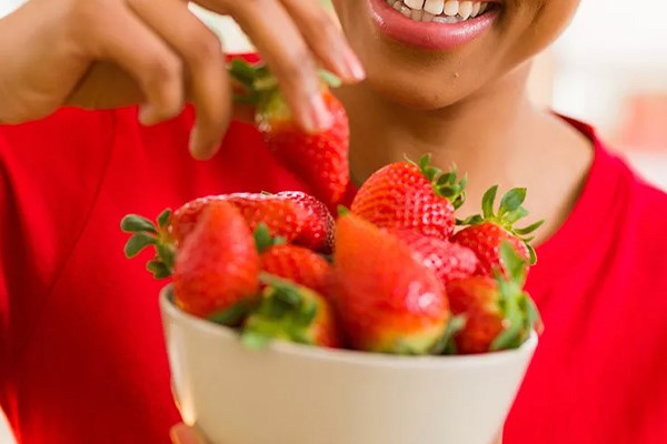 مصرف میوههای حاوی ویتامین برای محافظت از پوست دربرابر نور خورشید