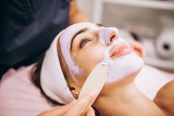 احساس رضایت و شادابی پوست با فشیال صورت 