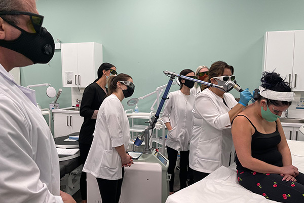 شرکت در کلاس های آموزش لیزر موهای زائد در آکادمی مای اسکین